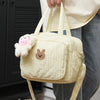 Bolsa organizadora de pañales portátil con diseño de dibujos animados, bolso de viaje multifuncional de gran capacidad para mamás con colgante de peluche y correa de hombro ajustable